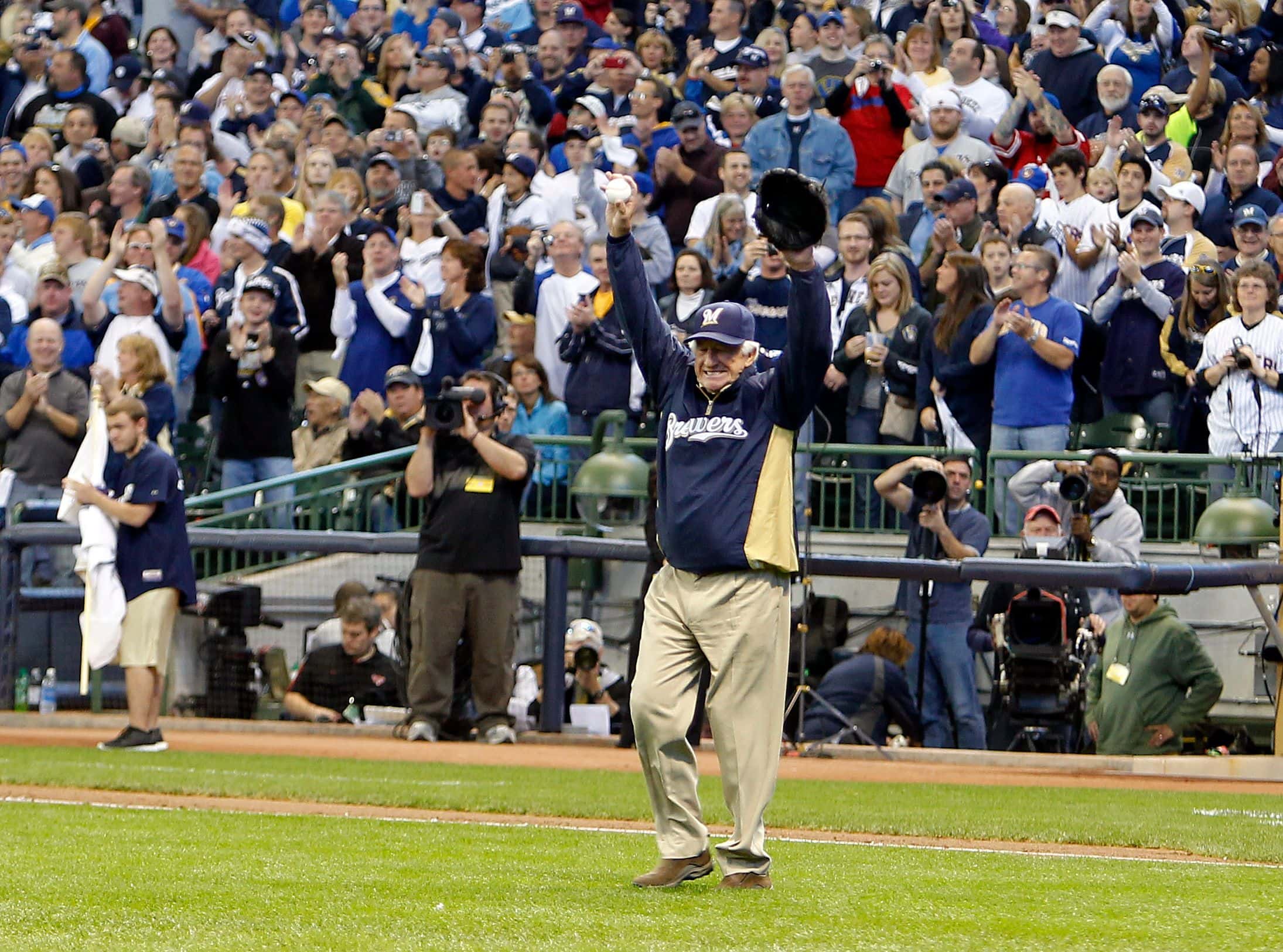 Bob Uecker: The Life and Career of the Milwaukee Brewers’ Legendary Broadcaster - Image 10
