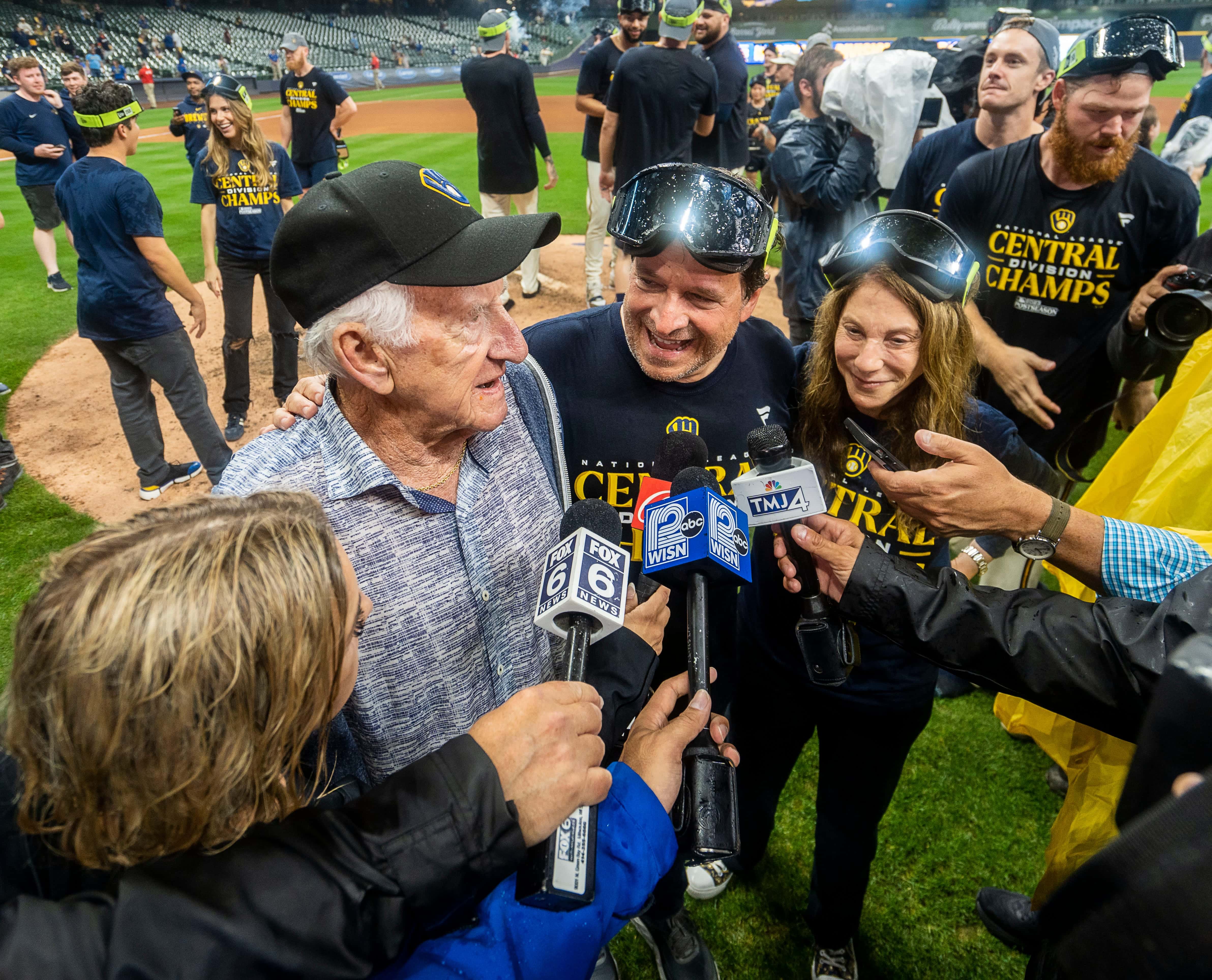 Bob Uecker: The Life and Career of the Milwaukee Brewers’ Legendary Broadcaster - Image 9